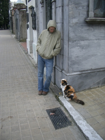 Buenos Aires 2005 - yura and cemetery cat