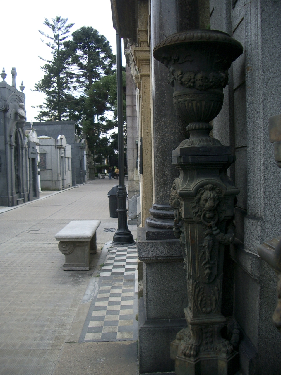 Buenos Aires 2005 - recoleta cemetery 47