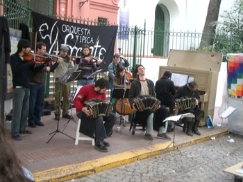 Buenos Aires 2005 - el orquestra tipica afronte